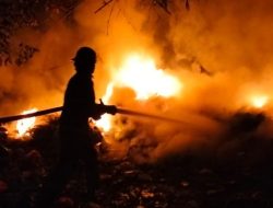 Kebakaran Hanguskan Sebuah Lahan Penyortiran Limbah di Cibinong Bogor