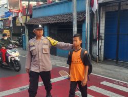 Polri Presisi Melayani Masyarakat Dalam Berbagai Kegiatan Bhabinkamtibmas Wilayah Hukum Polsek CWI (Ciawi) Polres Bogor Mengatur Lalu Lintas dan Menyebrangkan Pengguna Jalan Dalam Menjaga Kondusifitas