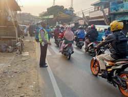 Pelayanan Masyarakat Wilayah Hukum Polsek Ciampea Polres Bogor Laksanakan Kegiatan Pengaturan Lalu Lintas Dalam Menjaga Kondusifitas