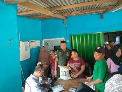 Di Sela-sela Kesibukan Babinsa Dampingi Warga Bantarjaya Terima Bantuan Beras