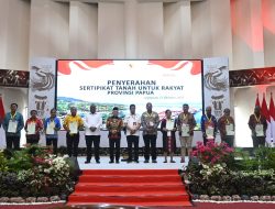 Jamin Kepastian Hukum Kepemilikan Tanah, Wapres Serahkan 102 Sertifikat Tanah kepada Masyarakat Papua