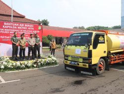 Hadiri Apel di Mapolres Metro Tangerang Kota, Kapolda Metro Jaya Lepas Bantuan Air Bersih untuk Masyarakat Tangerang