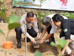 HUT Humas Polri ke 72 : Lestarikan Negeri, Polda Metro Jaya bersama Komunitas kali Ciliwung Tanam Pohon