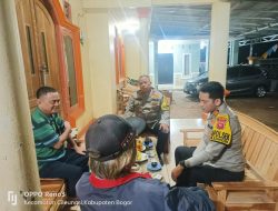 Kapolsek Cileungsi Bersama Bhabinkamtibmas Desa Gandoang Sambangi Masyarakat Beri Pesan Kamtibmas Dan Ajak Warga Bersinergi Dalam Menjaga Kamtibmas Dan Cegah TPPO