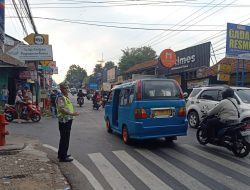 Wujud Pelayanan Masyarakat Dalam Rangka Cipta Kondisi Wilayah Hukum Polsek Ciampea Cegah Laka Lantas Dengan Atur Lalu Lintas dan Melayani Pengguna Jalan Raya Yang Menyeberang Jalan