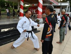Tanamkan Jiwa kedisiplinan, Pj. Gubernur Sulbar Prof Zudan Latih ASN Karate