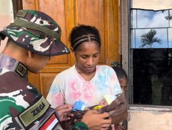 Peduli Gizi Anak-Anak Papua, Satgas Yonif 122/TS Bagikan Susu Kepada Bayi Yang Kehilangan Ibunya
