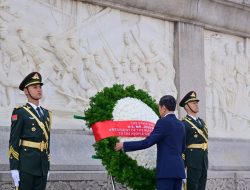 Presiden Jokowi Kunjungi Monumen Pahlawan Rakyat di Beijing