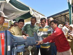 Tingkatkan Hasil Tangkapan, Bupati Nelson Bagi-Bagi Mesin Tempel Kapal Kepada Nelayan