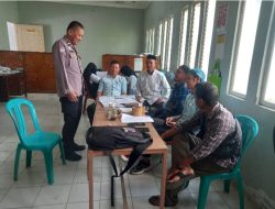 Bhabinkamtibmas Wilayah Hukum Polsek Sukamakmur Sosialisasi Dan Edukasi TPPO Kepada Staf Dan RT Desa Sukamakmur Dan Ajak Jaga Kamtibmas