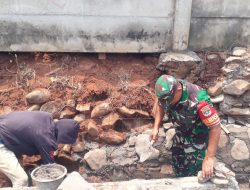 Peduli Lingkungan Babinsa Terjun Bangun Saluran Air