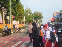 Giat Rutin Pelayanan Masyarakat Pengguna Jalan Bhabinkamtibmas Wilayah Hukum Polsek CWI (Ciawi) Polres Bogor Layani Penyeberang Jalan Dan Hindari Laka Lantas