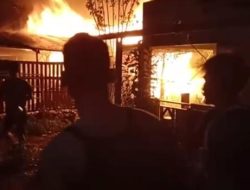 Konsleting Listrik Akibatkan Satu Rumah dan Tempat Pemotongan Kayu Hangus Terbakar