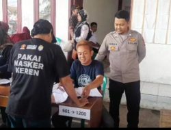 Bhabinkamtibmas Desa Gunung Picung Wilayah Hukum Polsek Cibungbulang Monitoring Serta Pengamanan Kegiatan Masyarakat Pendistribusian Bansos Beras Dari Badan Pangan Nasional Di Kantor Desa