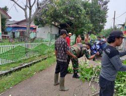 Wujudkan Kemanunggalan Babinsa Kerjabakti Brantas Sapu Bersih Sampah dan Rumput Liar