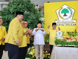 Hormat ke Senior, Prabowo Diberikan Potongan Tumpeng Pertama oleh Akbar Tandjung