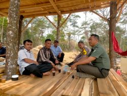Sinergitas TNI – POLRI Wilayah Hukum Polsek Sukamakmur Menyambangi Warga Masyarakat Yang Sedang Berkebun, Ajak Jaga Kamtibmas Dan Beri Edukasi TPPO