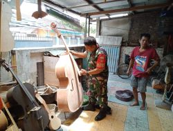 Pengusaha Pengrajin Gitar Tak Luput Dari Komsosnya Babinsa Danukusuman