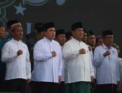 Prabowo Sarungan, Hadiri Apel Hari Santri 2023 Dipimpin Presiden Jokowi