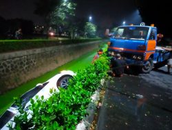 Hilang Kendali Satu Mobil Masuk Kedalam Sebuah Saluran Air di Cileungsi Bogor