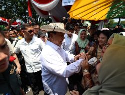 Prabowo Datang ke Pesta Rakyat Surabaya, Disambut Antusias Warga