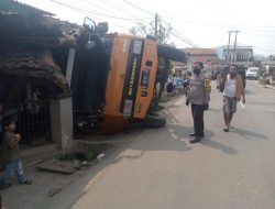 Akibat Tak Kuat Menanjak, Sebuah Dump Truck Terguling di Rumpin Bogor