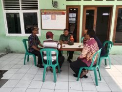 Komsos di Kantor Desa Babinsa Ajak Masyarakat Tingkatkan Ronda Malam