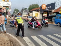 Anggota Wilayah Hukum Polsek Ciampea Polres Bogor Laksanakan Kegiatan Pengaturan Lalulintas Sebagai Wujud Pelayanan Masyarakat Untuk Menekan Angka Kemacetan dan Kecelakaan Lalu Lintas