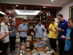 Prabowo dan Gibran Kompak Kenakan Kemeja Biru Muda dengan Pin Bendera Merah Putih Berkibar ke GBK