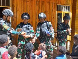 TNI Pembawa Senyum, Setiap Hari Minggu Satgas Mobile Raider 300 Bagikan Cemilan Kesenangan Masyarakat Papua