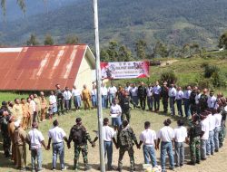 Maknai Peringatan Hari Sumpah Pemuda ke-95, Satgas Yonif 330 Bagikan Sarana Olahraga dan Buku Pelajaran Untuk Pelajar SMA Negeri 1 Sugapa