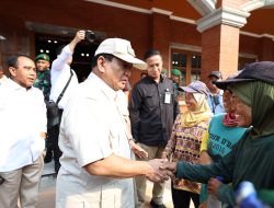 Momen ‘Gemoy’ Prabowo Peragakan Tata Cara Makan Prajurit Akmil
