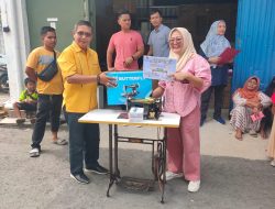 Anggota DPRD Kota Padang Zulhardi Serahkan Bantuan Bagi Pelaku UMKM