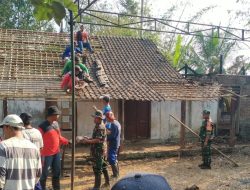 Hadir Di Tengah Masyarakat, Babinsa Koramil Kesamben Bantu Atasi Kesulitan Warga Binaannya