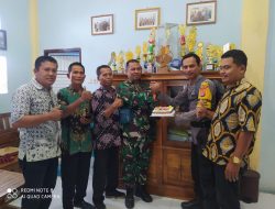 HUT TNI Ke-78, Staf Desa Bersama Bhabinkamtibmas Gontar Beri Kejutan Babinsa