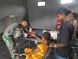 Gerak Cepat Personel Satgas Yonif 122/TS Pos Mosso Pertolongan Pertama Terhadap Korban Kecelakaan Tunggal