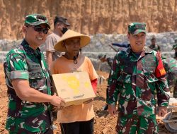Bingkisan Danrem 074/Warastratama Penambah Semangat Satgas Dan Warga Dilokasi TMMD Desa Rejosari
