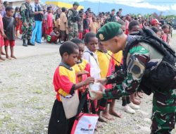 Semarak HUT ke-78 TNI, Satgas Mobile Yonif 411 Kostrad Bagikan 1.200 Paket Peduli Gizi dan Peduli Pendidikan Untuk Anak-anak Papua