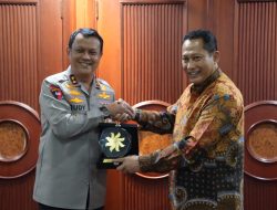 Kapolda Banten Terima Penghargaan Dari Direktur Utama Bulog