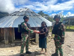 Satgas Yonif 115/ML Laksanakan Komsos Dengan Masyarakat dan Beri Bantuan Sarana Olahraga dan Sembako