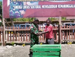 Tingkatkan Kesejahteraan Masyarakat Airu, Dandim 1701/Jayapura Serahkan Bantuan Bibit Ternak Babi