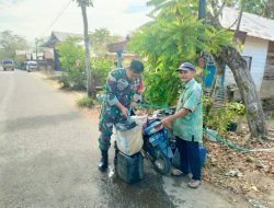 Babinsa Koramil 1002-08/Labuan Amas Utara Bantu Warga Ambil Air Bersih