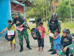Tumbuhkan Semangat Belajar Generasi Bangsa Di Perbatasan Papua Satgas Yonif 122/TS Bagikan Perlengkapan Sekolah