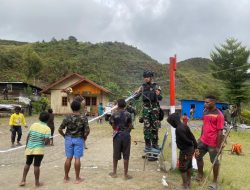 Satgas Yonif 115/ML Beri Bantuan Perbaikan Lapangan Voli dan Alat Olahraga Kepada Masyarakat Distrik Pagaleme, Puncak Jaya