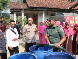 Polres Ponorogo Bersama Bhayangkari Kembali Droping Air Bersih Untuk Warga Terdampak Kemarau Panjang