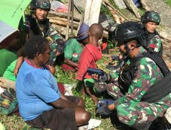 Semakin Dekat dengan Masyarakat, Satgas Yonif 115/ML Pos Tinolok Melakukan Anjangsana Ke Kampung Tinolok dan Berikan Bantuan