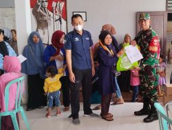 Dukung Program Penanganan Stunting, Babinsa Dampingi Berikan Batuan Makanan Sehat