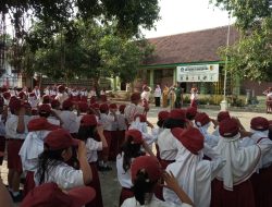 Babinsa Koramil 09/Giritontro Jabat Pembina Upacara Di SDN 2 Giritontro