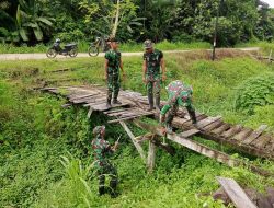Wujud Kepedulian Satgas Yonif 122/TS Dengan Bantu Perbaikan Jembatan Penghubung  Menuju Gereja GKI Eden Kampung Suskun Papua