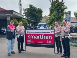 Dukung Aman Berkendara, Smartfren dan Kepolisian Pasang Pembatas Jalan di Bogor dan Bekasi